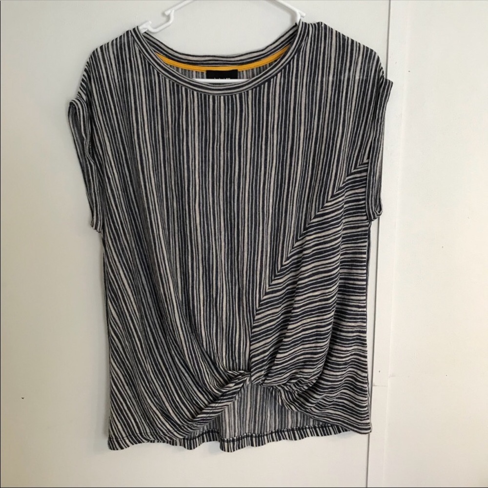 Bottom knot tee